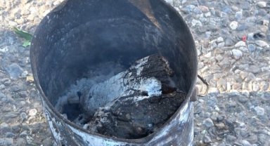 Isınmak için yaktıkları kova bomba gibi patladı