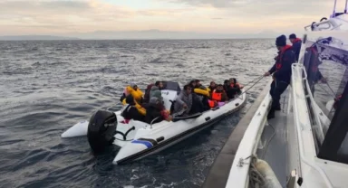 İzmir açıklarında 32 göçmen ve 1 göçmen kaçakçısı yakalandı
