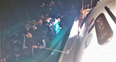 İzmir açıklarında 45 göçmen kurtarıldı, 31 göçmen de yakalandı
