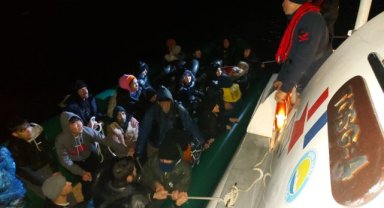 İzmir açıklarında ölüme sürüklenen 40 göçmen kurtarıldı