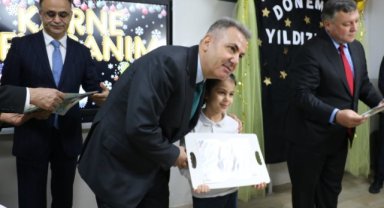 İzmir'de 738 bin 886 öğrenci karnesini aldı