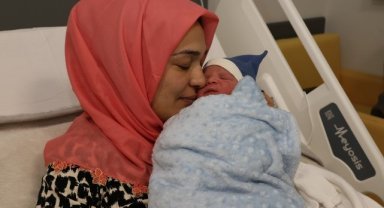 İzmir'de yeni yılın ilk bebeği Mahir Deniz oldu