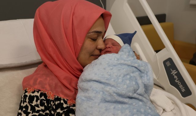 İzmir'de yeni yılın ilk bebeği Mahir Deniz oldu