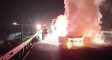 İzmir’de yeni yılın ilk dakikalarında bir araç alev alev yandı