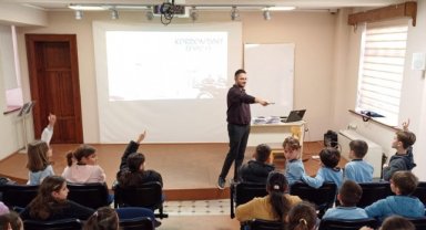 İzmir’in tarihini sergiler, atölyeler ve öykülerle öğreniyorlar