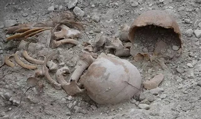 Kanalizasyon kazısında bulunan insan kemikleri çıkarıldı