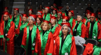 Karşıyaka’da 3. Yaş Üniversitesi’nde mezuniyet coşkusu: 82 çınar kep atma sevinci yaşadı