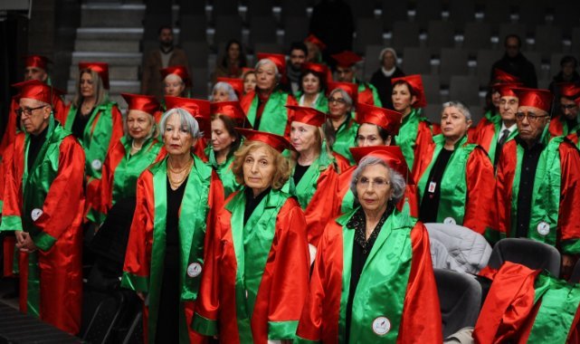 Karşıyaka’da 3. Yaş Üniversitesi’nde mezuniyet coşkusu: 82 çınar kep atma sevinci yaşadı
