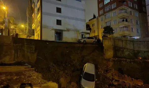 Kartal'da toprak kayması: Otomobil inşaatın temel çukuruna düştü, bina tahliye edildi