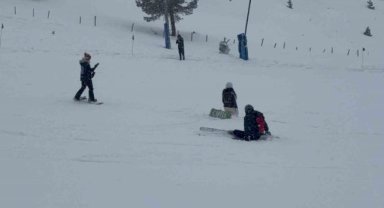 Kartalkaya’da otel faciasının ardından tatilciler kayak yapmaya devam etti