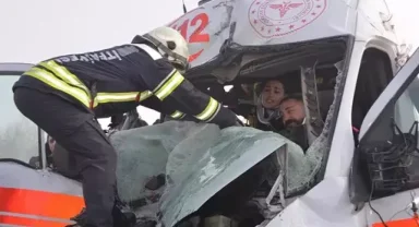 Kaza ihbarına giden ambulans, TIR'a çarptı; 3 sağlık görevlisi yaralı