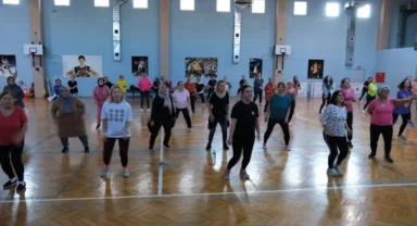 Menemenli kadınlar ücretsiz zumba kursunda buluşuyor