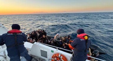 Ölüme sürüklenen 11'i çocuk 36 göçmen kurtarıldı