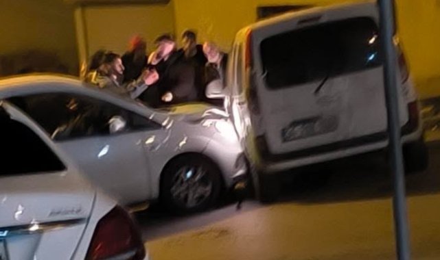 Önce kaza yaptılar, sonra tekmeli yumruklu kavga ettiler