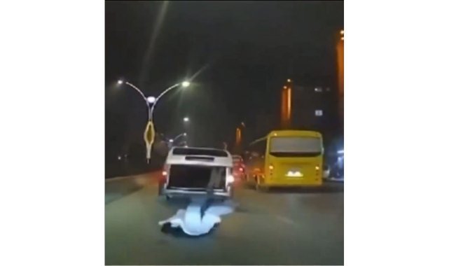 Seyir halindeki aracın bagajından düştü, ölümden kıl payı kurtuldu