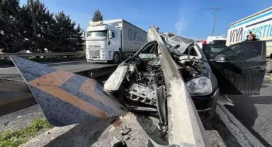 TEM’de, yol ayrımında otomobil bariyere çarptı: 1’i ağır, 4 yaralı
