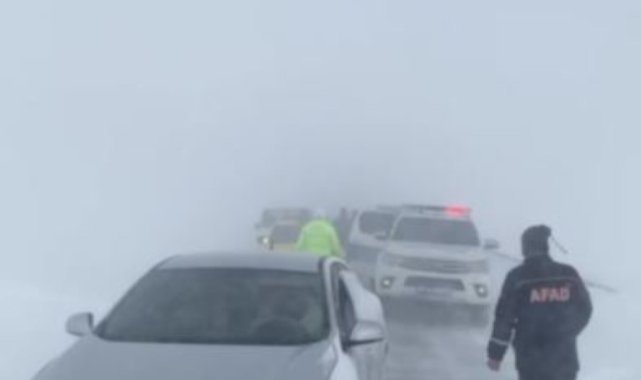 Tipi ve fırtınada mahsur kalan vatandaşlar kurtarıldı