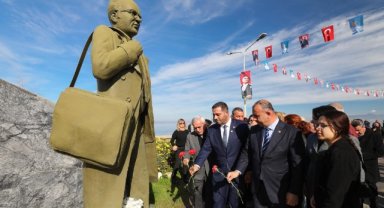 Uğur Mumcu, Narlıdere'de karanfillerle anldı