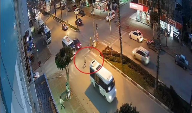 Yola fırlayan yayaya otomobil çarptı, metrelerce havaya savruldu