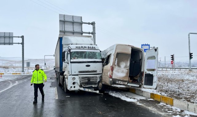 Ağrı’da çekici ile minibüs çarpıştı; 2’si ağır 8 yaralı