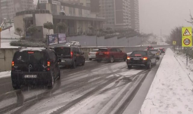 Başakşehir’de beyaza bürünen yolda araçlar yollarda kaldı
