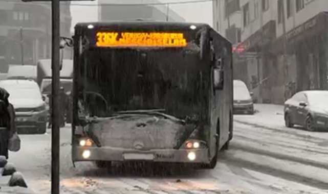 Başakşehir’de kar nedeniyle yolda kalan İETT otobüsü kayarak ağaca çarptı