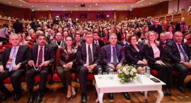 Başkan Cemil Tugay, İzmir Kadın Kongresi’nde konuştu