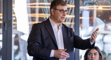 Başkan Tugay Çeşme’de gençlerle buluştu