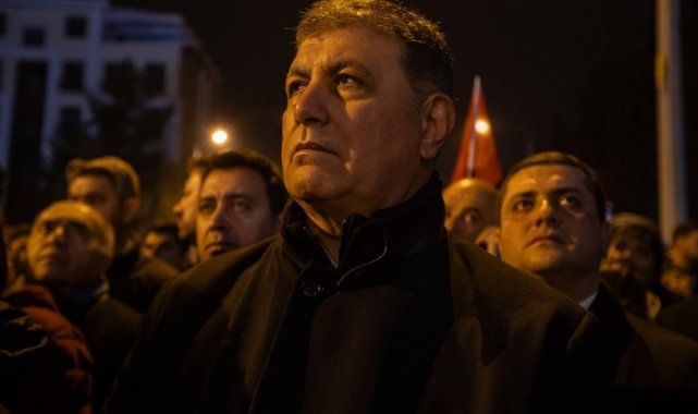 Başkan Tugay’dan felaketin yıl dönümünde halkla beraber sessiz yürüyüş: Yaşadıklarımıza kader diyemeyiz