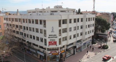 Bergama'da Vatandaş İsyan Ediyor, Başkan Çelik Yurtdışında Geziyor