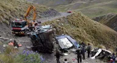 Bolivya'da otobüsün uçuruma yuvarlanması sonucu 31 kişi hayatını kaybetti