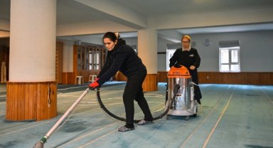 Bornova’da Ramazan temizliği: Camiler ilk teravihe hazır