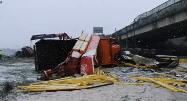 Çarpışan TIR ile Karayolları aracı köprüden uçtu