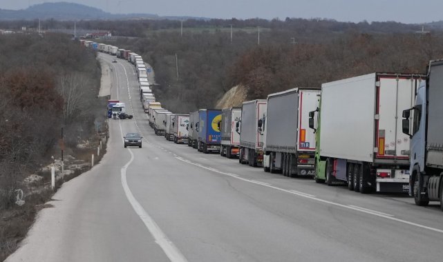 Edirne’de tır sürücüleri dondurucu soğukta kilometrelerce uzunluktaki sıralarda bekliyor