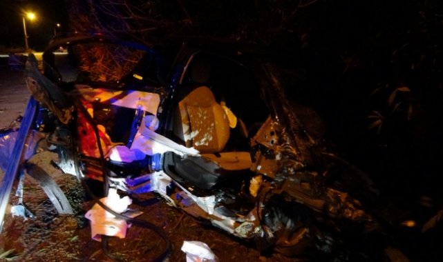 Elektrik direğine çarpan Fiat otomobil hurdaya döndü: 2 yaralı