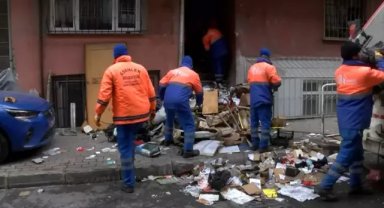 Esenler'de 10 yıldır çöp toplayan adamın evinden 5 ton çöp çıkartıldı