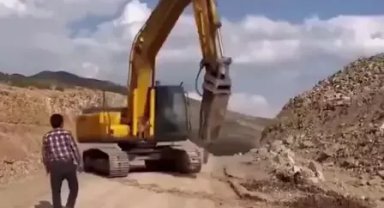 İnşaatta kontrolden çıkan iş makinesini operatör durdurdu