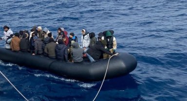 İzmir açıklarında ölüme itilen 73 düzensiz göçmen kurtarıldı