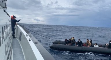 İzmir açıklarında ölüme sürüklenen 24 göçmen kurtarıldı
