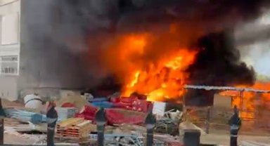 İzmir'de inşaat halindeki okulun bahçesinde yangın