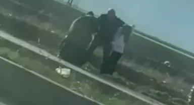 Kadını saçlarından sürükleyip, kız çocuğunu da darbettiler