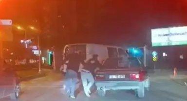 Kamyonetle, otomobilin önünü kesip, içindeki 2 kişiyi darbettiler