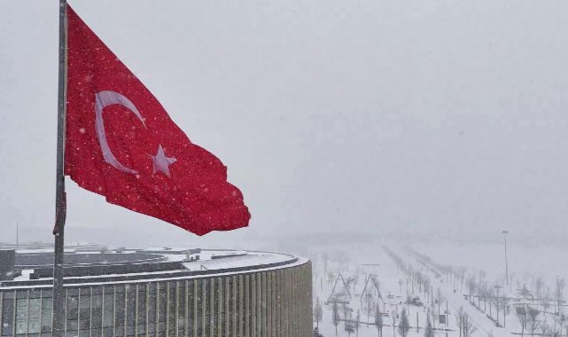 Kar yağışıyla beyaza bürünen Başakşehir Millet Bahçesi havadan görüntülendi