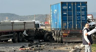 Karşı şeride geçen tır üç araca çarptı