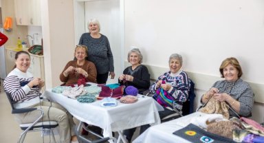 Konak’ın ileri yaş kursiyerleri sevgi köprüsü örüyor