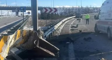 Niğde'de hafif ticari araç, bariyere çarptı