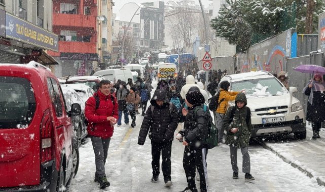 Öğrenciler tatil haberini kar topu oynayarak kutladı