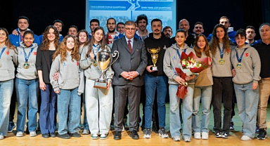 Şampiyonlar kupalarını Başkan Cemil Tugay'a teslim etti