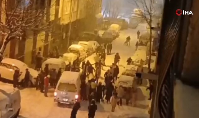 Sultangazi beyaza büründü: Vatandaşlar sokaklarda horon oynayıp halay çekti