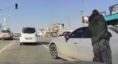 Trafikte tartıştığı kişinin aracına beyzbol sopası ile saldırdı